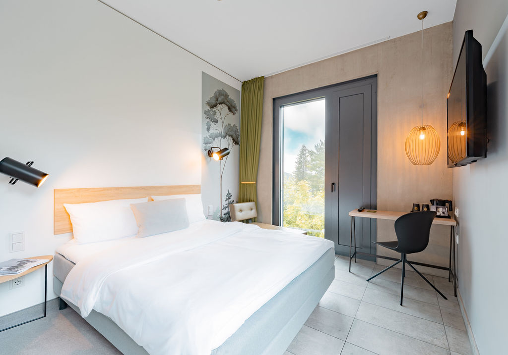 Classico: room with a double bed, desk and wall-mounted TV